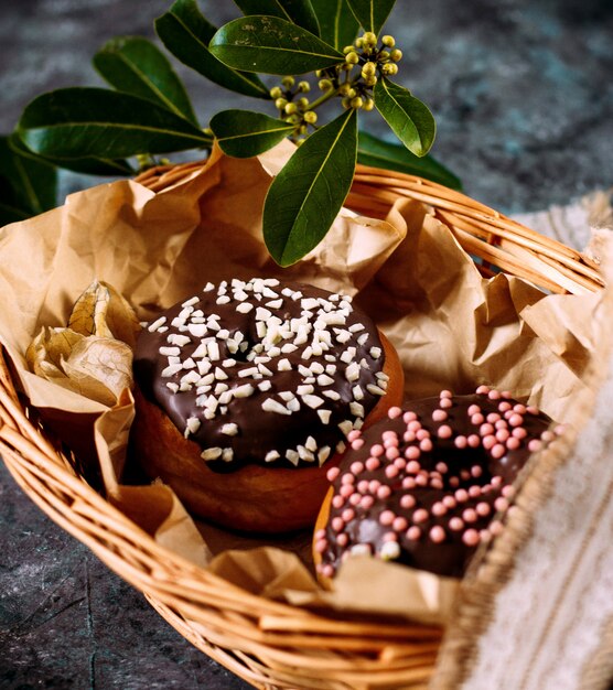 Beignets au chocolat et bonbons sur le dessus