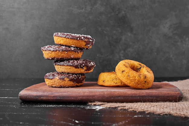 Beignets au chocolat sur une planche de bois