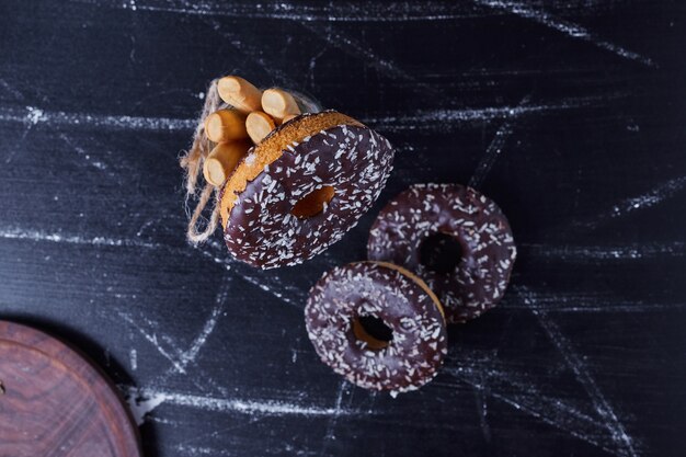 Beignets au chocolat sur une surface noire.