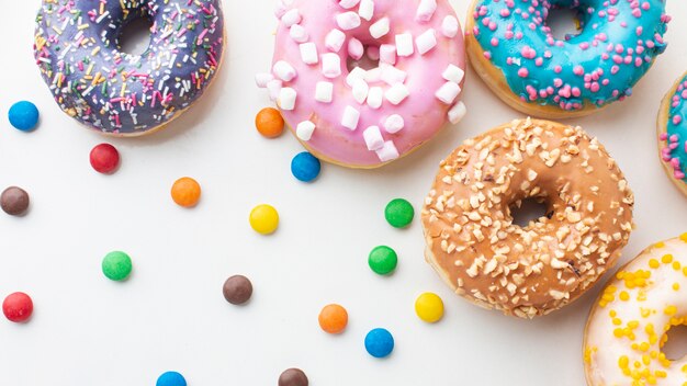 Beignets et bonbons colorés se bouchent