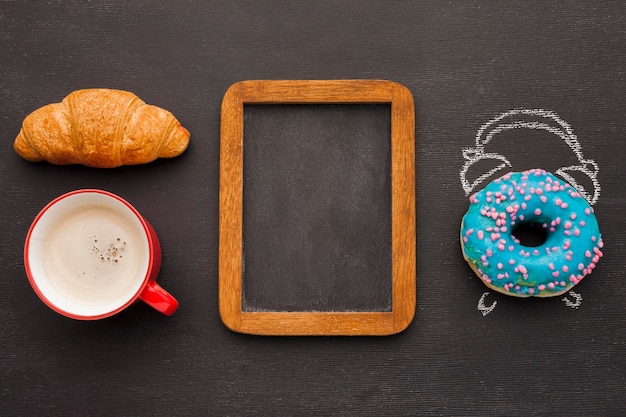 Photo gratuite beignets et croissant pour le petit déjeuner