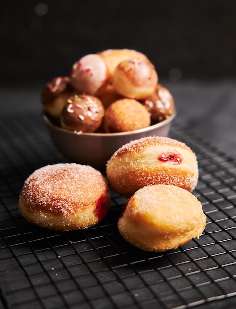 Beignets frits avec du sucre et de la crème sur un tableau noir