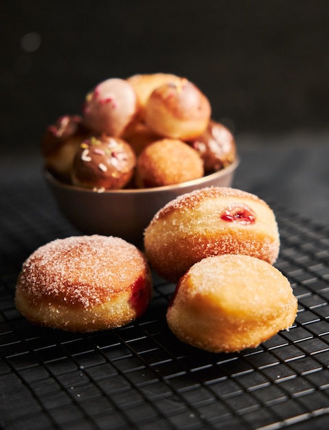 Beignets frits avec du sucre et de la crème sur un tableau noir