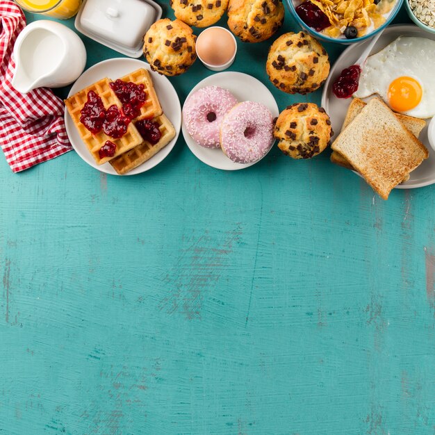 Beignets et gaufres pour le petit déjeuner