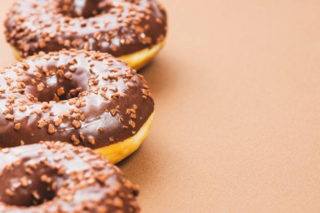 Photo gratuite beignets glacés au chocolat avec enrobage de cacao et pépites