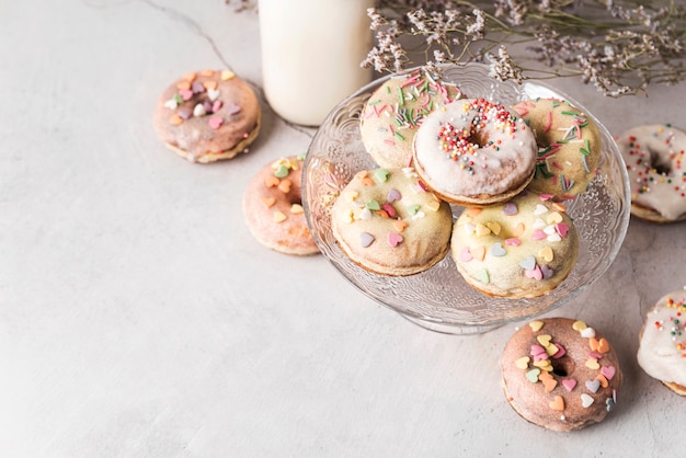 Photo gratuite beignets de gros plan avec glaçage