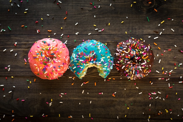 Beignets Mousseux Savoureux Colorés Sur Une Surface En Bois