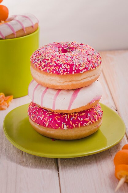 Beignets savoureux avec des paillettes colorées