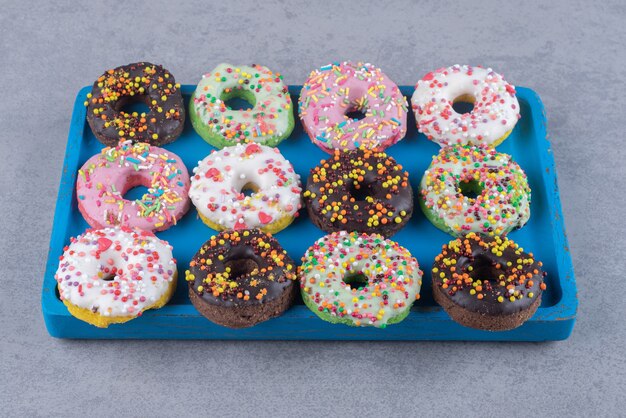 Beignets soigneusement disposés sur un plateau sur une surface en marbre