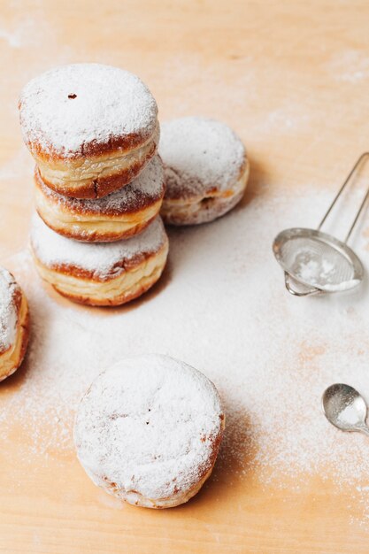 Beignets traditionnels gros plan sur une table