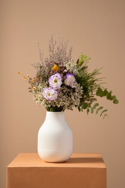 Bel arrangement de fleurs bohèmes dans un vase