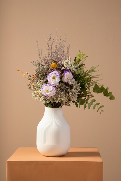 Bel arrangement de fleurs bohèmes dans un vase