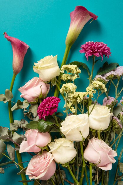Bel arrangement de fleurs pour une fille d'anniversaire
