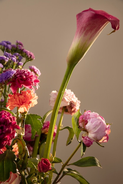 Photo gratuite bel arrangement de fleurs pour une fille d'anniversaire