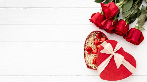 Bel arrangement pour le dîner de la Saint-Valentin sur fond de bois blanc avec espace de copie