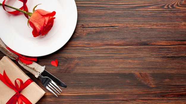 Bel arrangement pour le dîner de la Saint-Valentin sur fond en bois avec espace copie