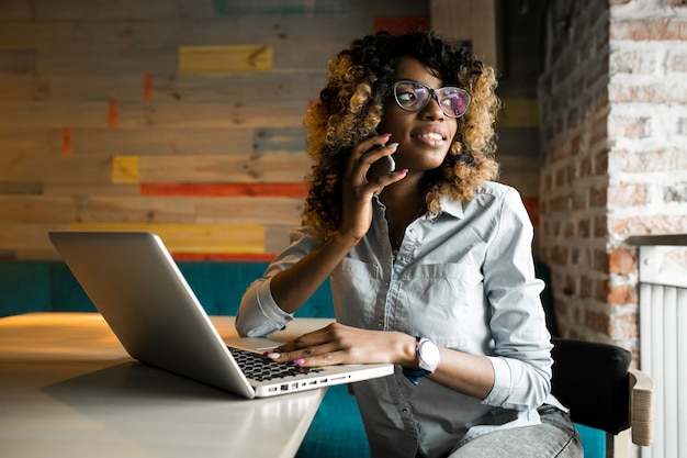 Bel entreprise adulte afro-américain