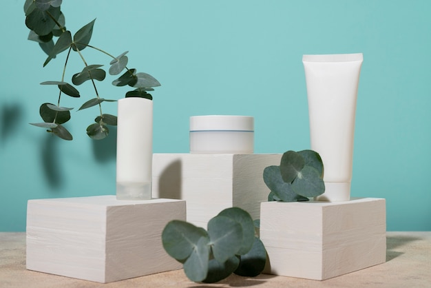 Photo gratuite bel eucalyptus avec des produits de beauté