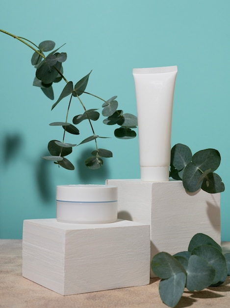 Photo gratuite bel eucalyptus avec des produits de beauté