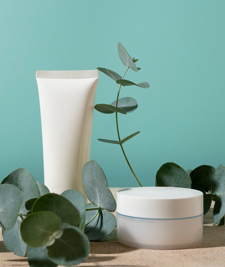Photo gratuit bel eucalyptus avec des produits de beauté