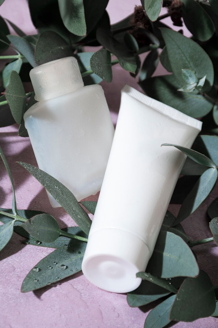 Photo gratuit bel eucalyptus avec des produits de beauté