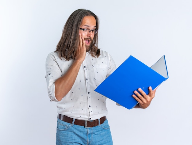 Bel Homme Adulte Concerné Portant Des Lunettes Gardant La Main Sur Le Visage Tenant Et Regardant Le Dossier