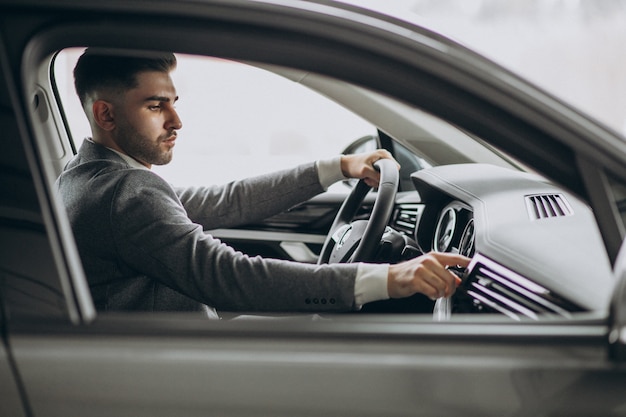 Bel homme d'affaires conduisant en voiture