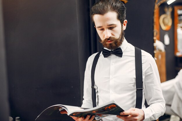 Bel homme d&#39;affaires dans un salon de coiffure