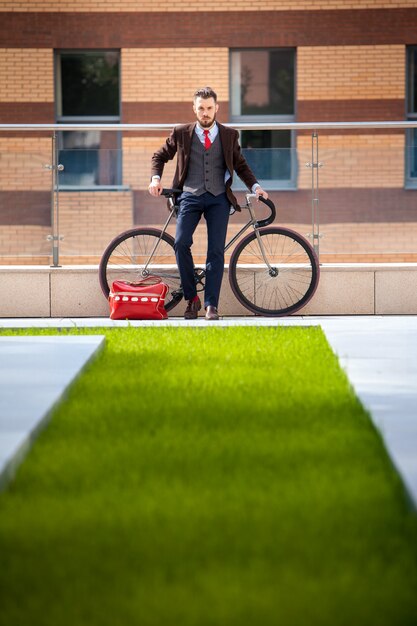 Bel homme d'affaires et son vélo