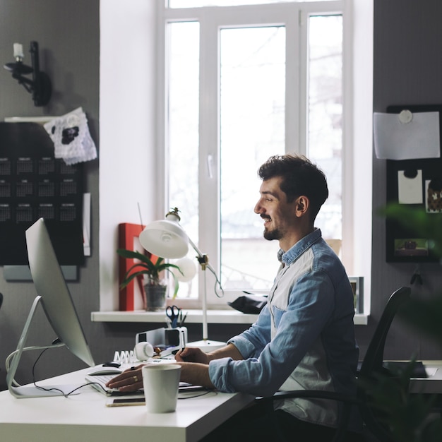 Bel homme d'affaires travaillant au bureau