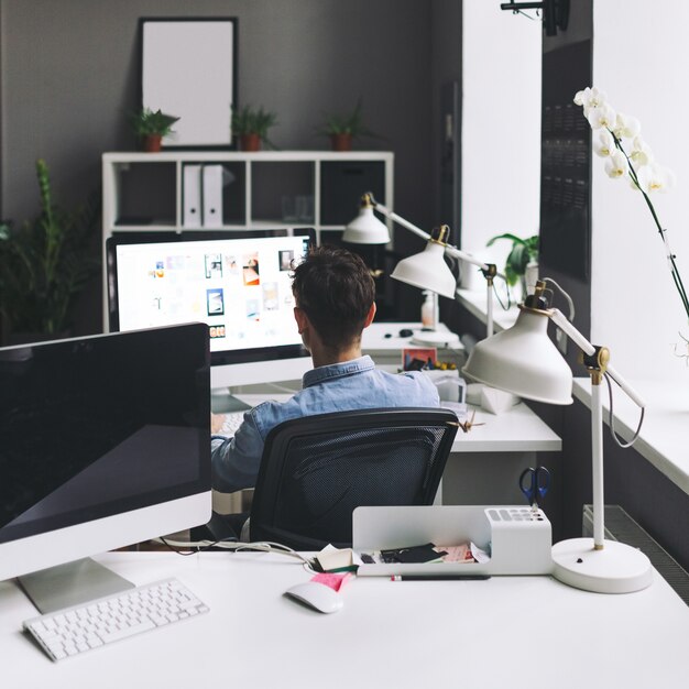 Bel homme d'affaires travaillant au bureau