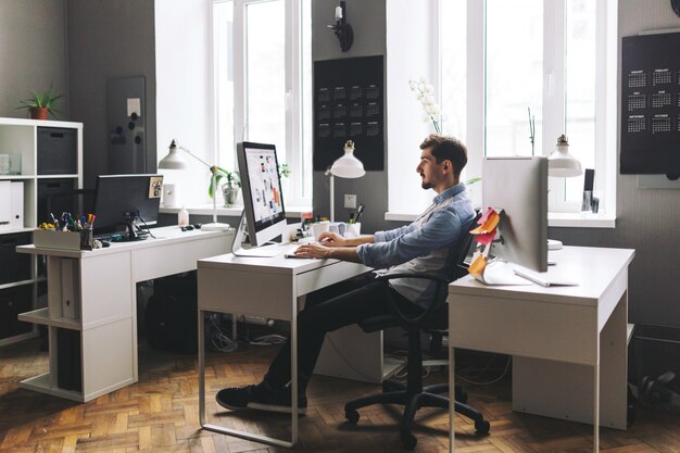 Bel homme d'affaires travaillant au bureau