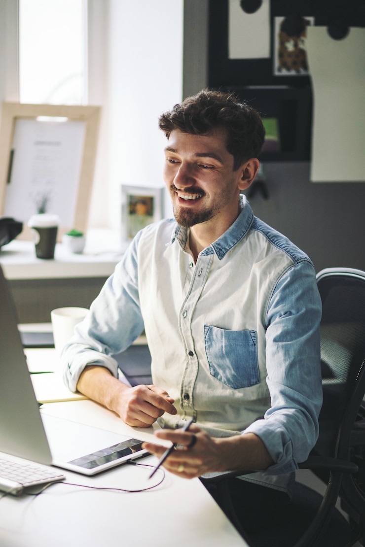 Photo gratuit bel homme d'affaires travaillant au bureau