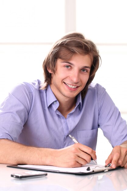 Bel homme d'affaires travaille dans son bureau