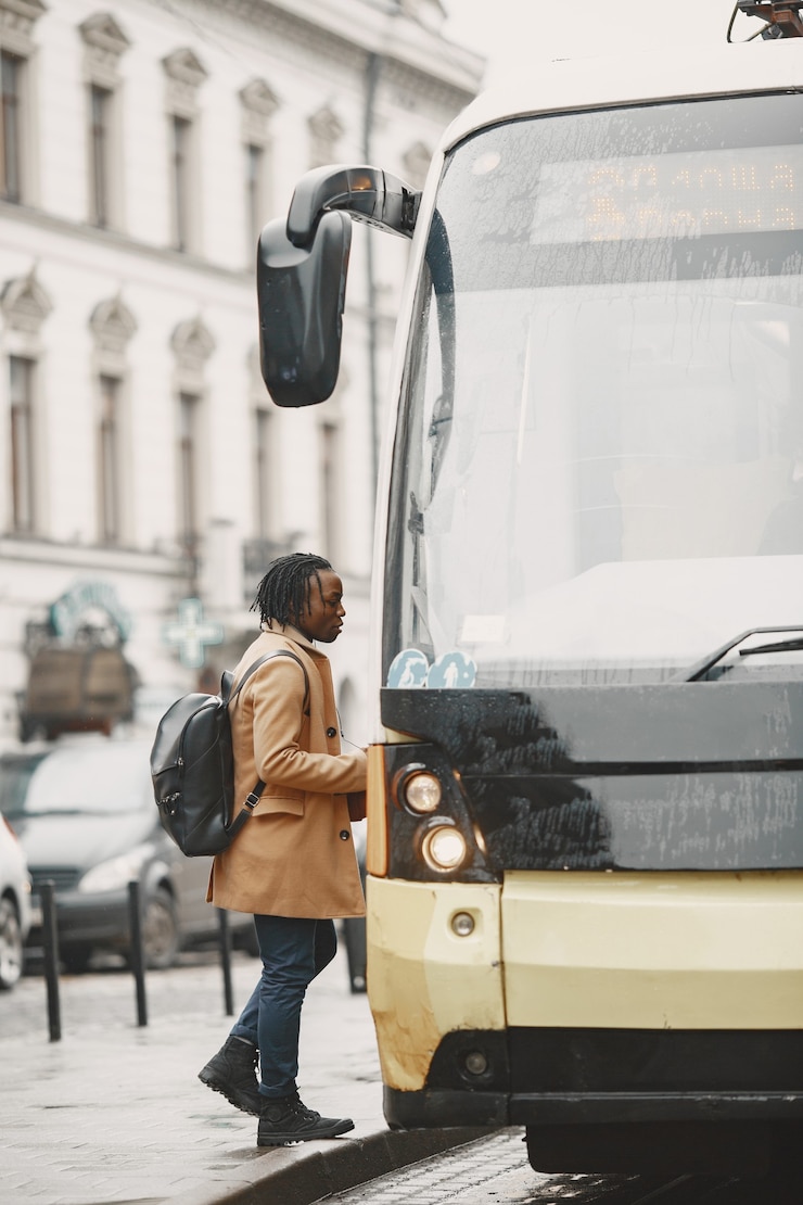 Photo gratuit bel homme afro-américain dans une ville d'automne