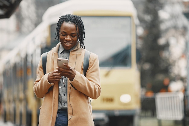 Bel homme afro-américain dans une ville d'automne