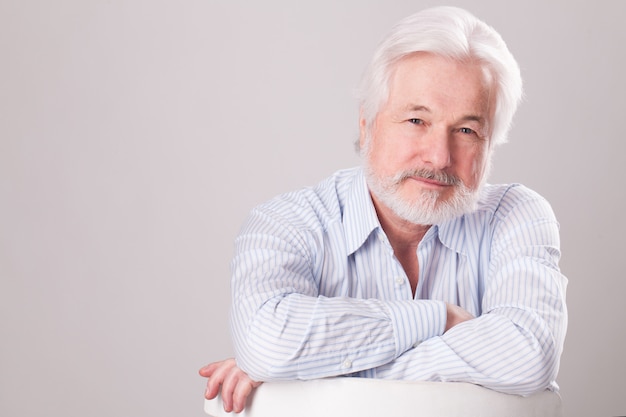 Photo gratuite bel homme âgé à la barbe grise