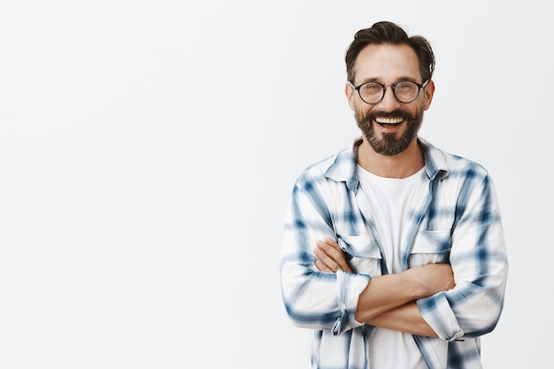 Bel homme d'âge mûr barbu confiant posant