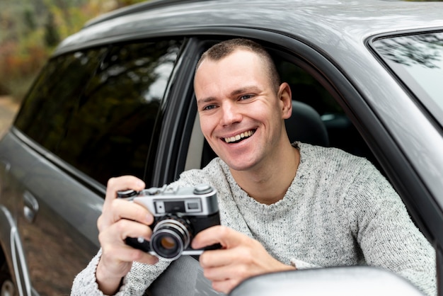 Bel homme à l'aide d'un appareil photo vintage