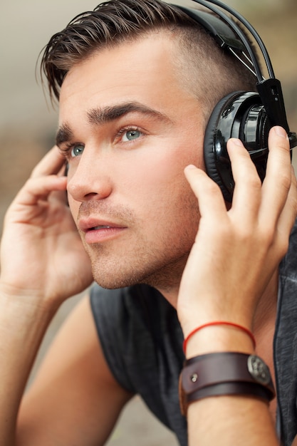 Bel homme assis dans la rue avec un casque