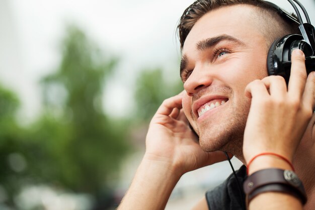 Bel homme assis dans la rue avec un casque