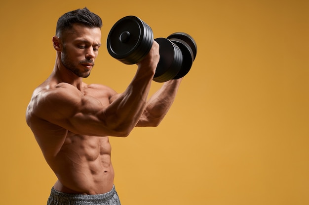 Photo gratuite bel homme athlétique pompage des muscles des bras