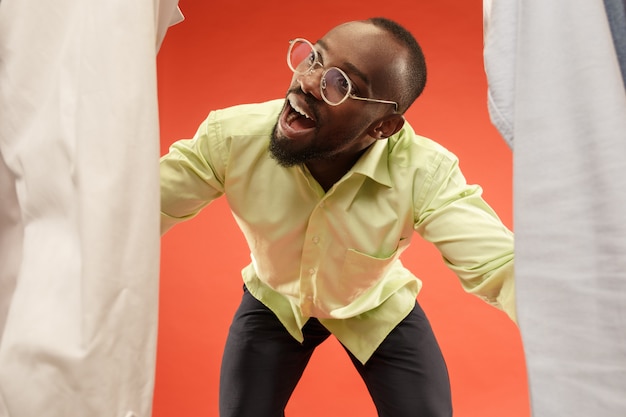 Bel homme avec barbe choisissant chemise dans un magasin