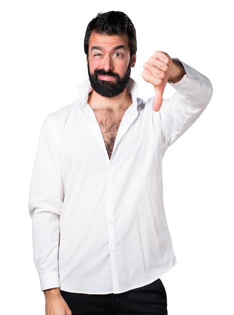 Un bel homme avec de la barbe faisant un mauvais signal