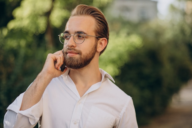 Bel homme barbu parlant au téléphone