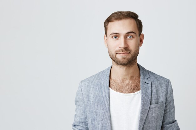 Bel homme barbu souriant à la recherche d'excité