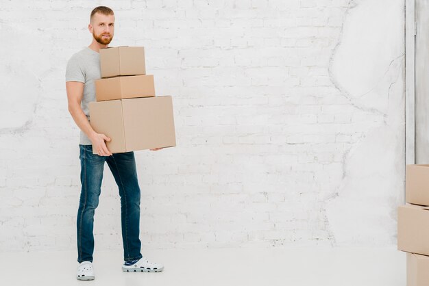 Bel homme avec des boîtes en carton