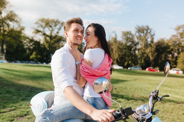 Bel homme brune en levant avec l'expression du visage pensif tandis que jolie femme le touchant doucement