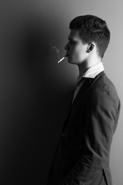 Bel homme avec cigarette