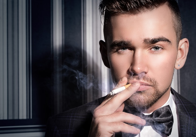 Photo gratuite bel homme avec une cigarette